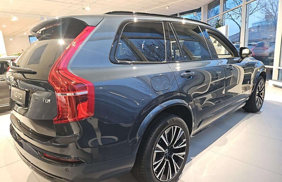 Volvo XC90 T8 Plus Dark Recharge Plug-In Hybrid AWD